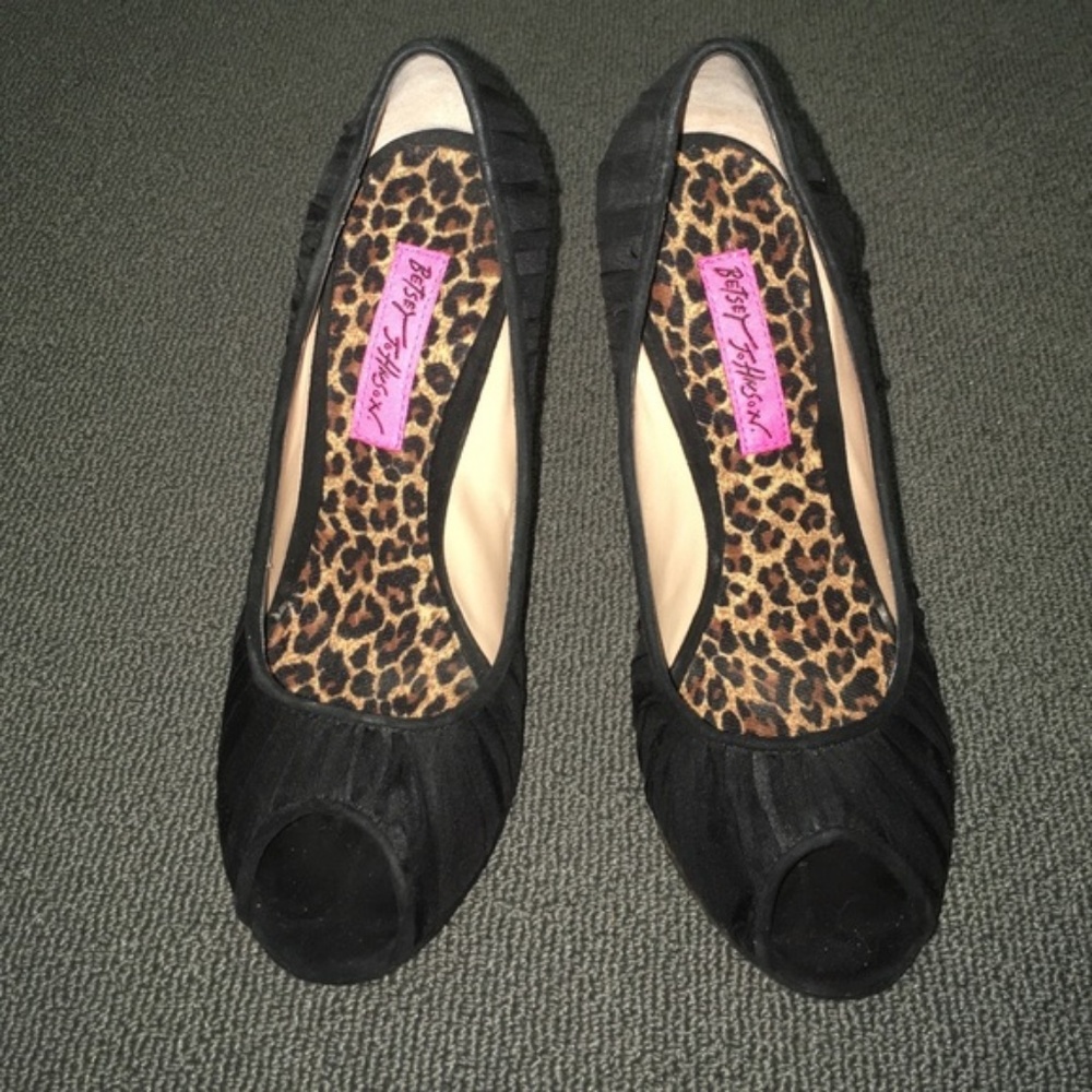 Betsey Johnson Black Satin Pump